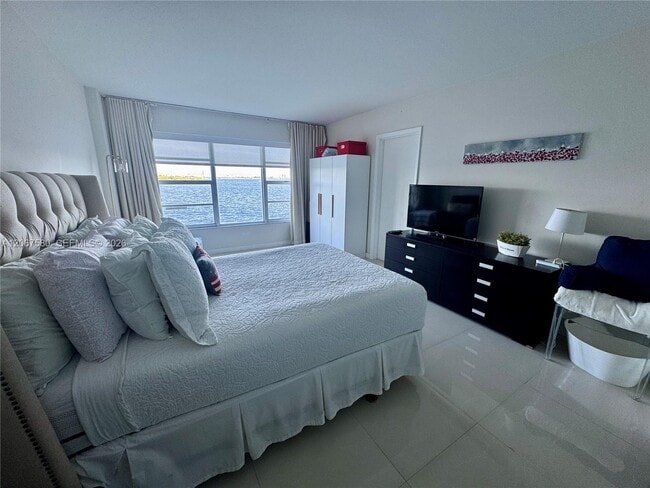 Building Photo - 11111 Biscayne Blvd Unit 2B