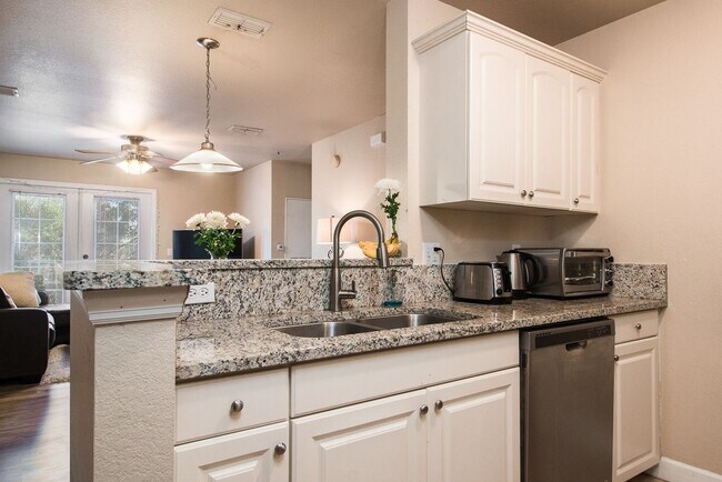 Photo - Oxford Terrace II: 4/4 luxury apartment just 3 blocks from UF & 1 block from Sorority Row. Now Re...