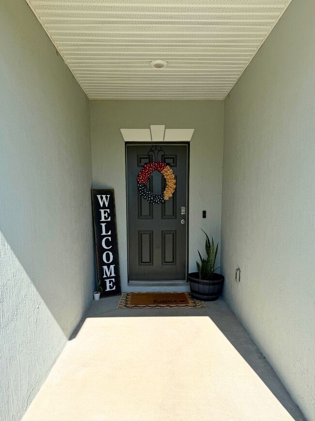 Photo - 4/2 open floor plan!