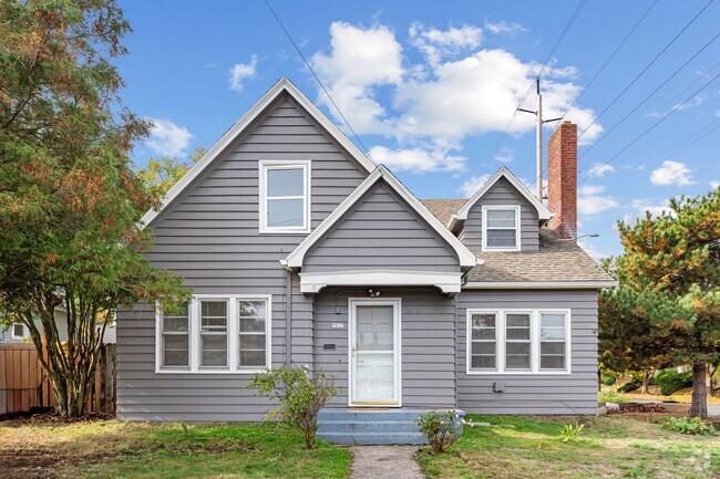 Building Photo - Spacious 6 Bed 2 Bath Home- N Portland Cha...