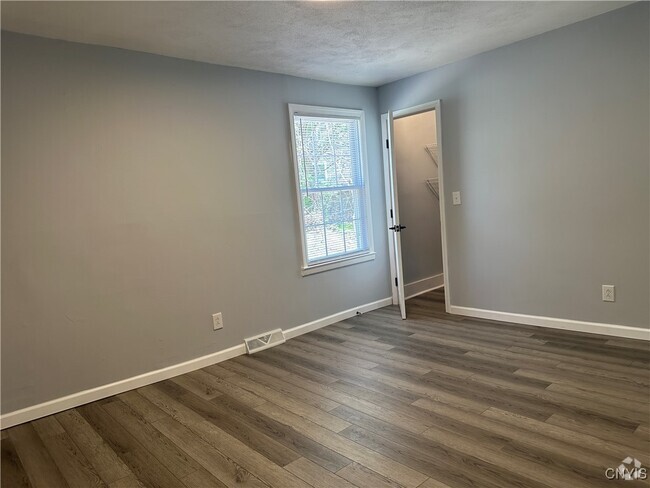 Building Photo - 354 1/2 Gertrude St Rental