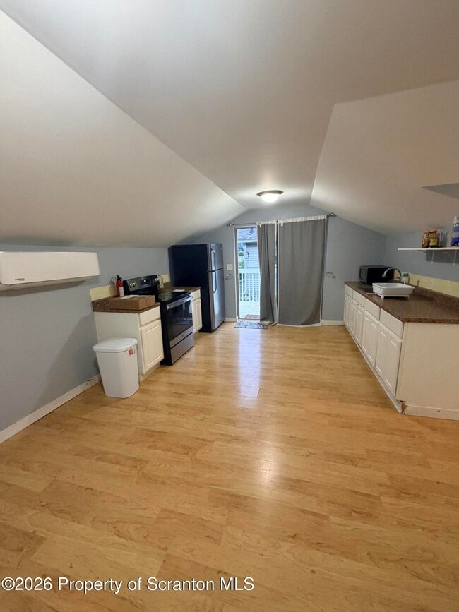 Photo - 535 Maple St