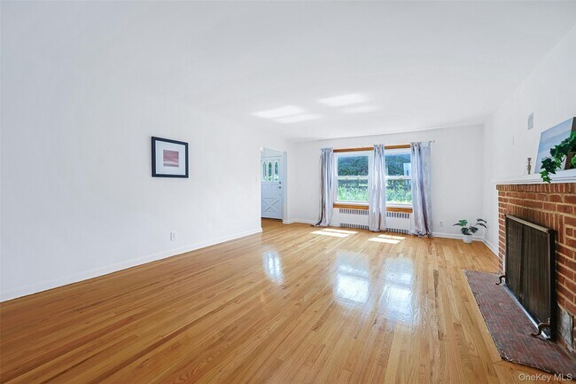 Photo - 121 Manhasset Ave