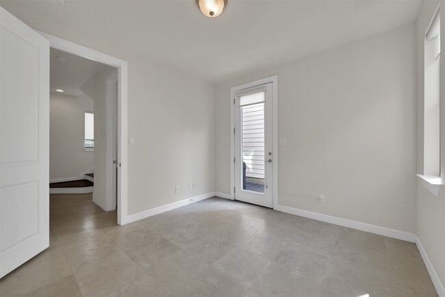 Photo - 9058 Laverne Cres