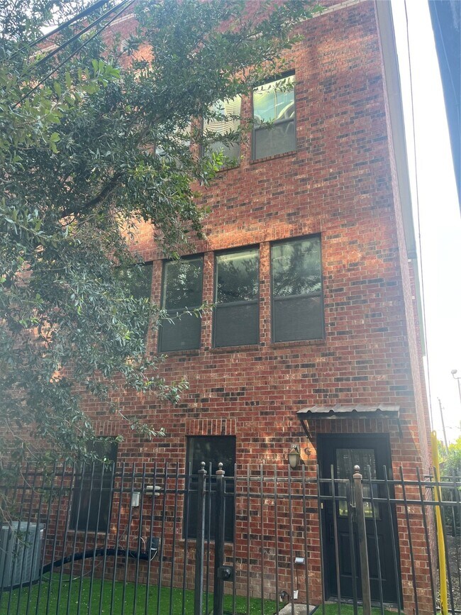 Building Photo - 2422 Navigation Blvd Unit G Rental