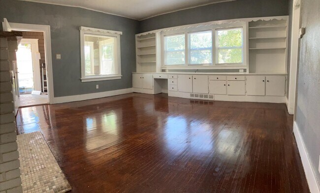 Photo - 832 W 2nd St