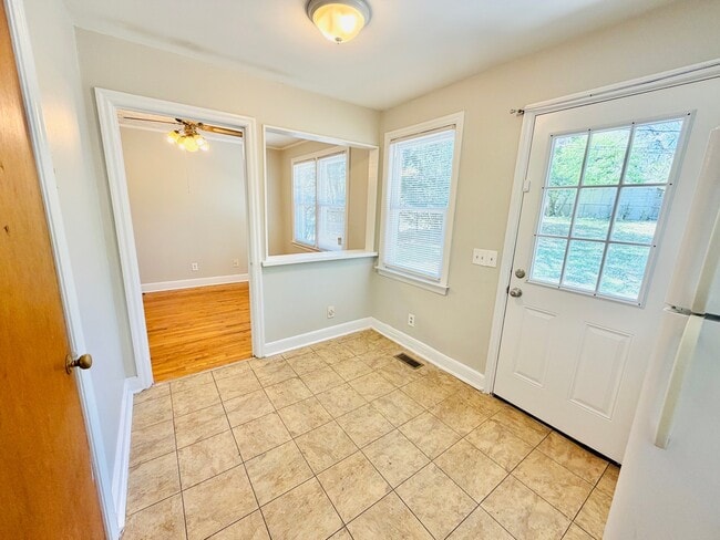 Photo - 1642 Oak St