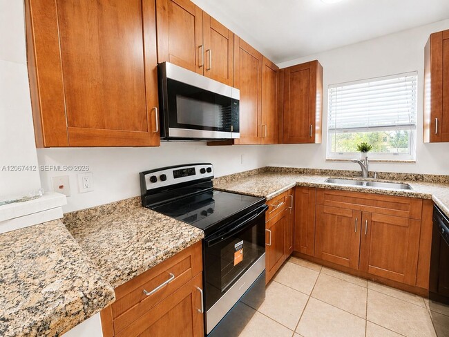 Building Photo - 2521 Pierce St Unit 10