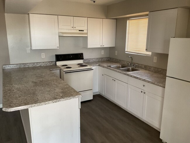 Building Photo - ? Renovated 2-Bed Oasis in the Heart of Do... Unit D Rental