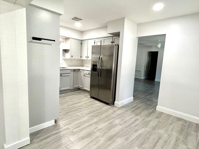 Photo - 487 Overstreet Ave