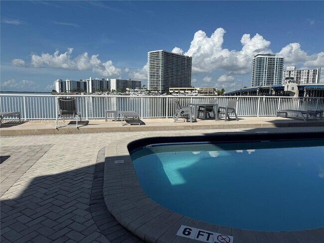 Building Photo - 2016 Bay Dr Unit 202 Rental