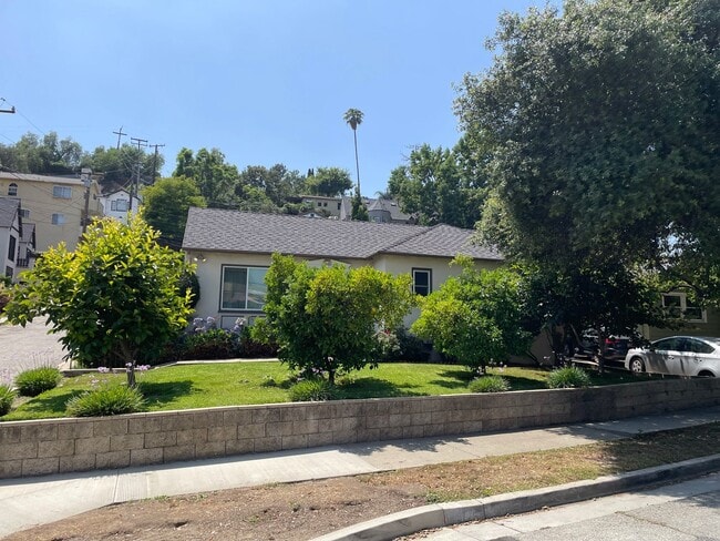 Charming 3-Bedroom Home with Gardener Serv... - Charming 3-Bedroom Home with Gardener Serv...