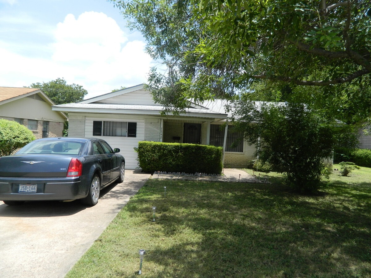 MOVE IN SPECIAL $500 OFF ON THE FIRST MONTH'S RENT! AVAILABLE NOW!!! Charming 4 bedroom 2 bath ho... - MOVE IN SPECIAL $500 OFF ON THE FIRST MONTH'S RENT! AVAILABLE NOW!!! Charming 4 bedroom 2 bath ho...