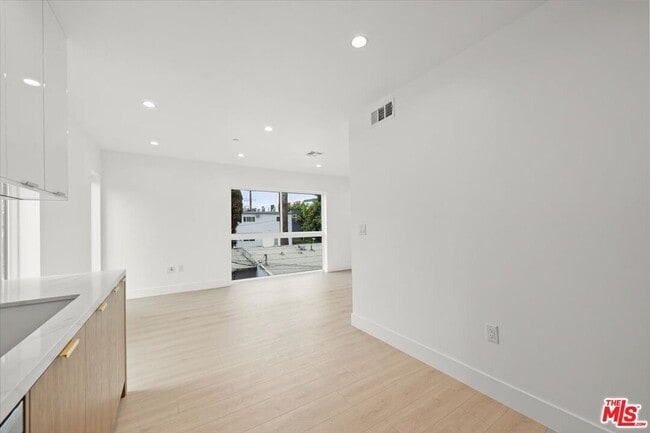 Photo - 4922 S Centinela Ave Unit 3