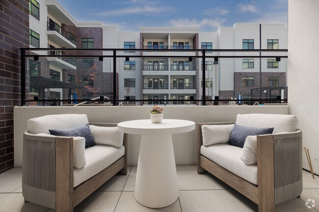1BR, 1BA - 861SF - Balcony