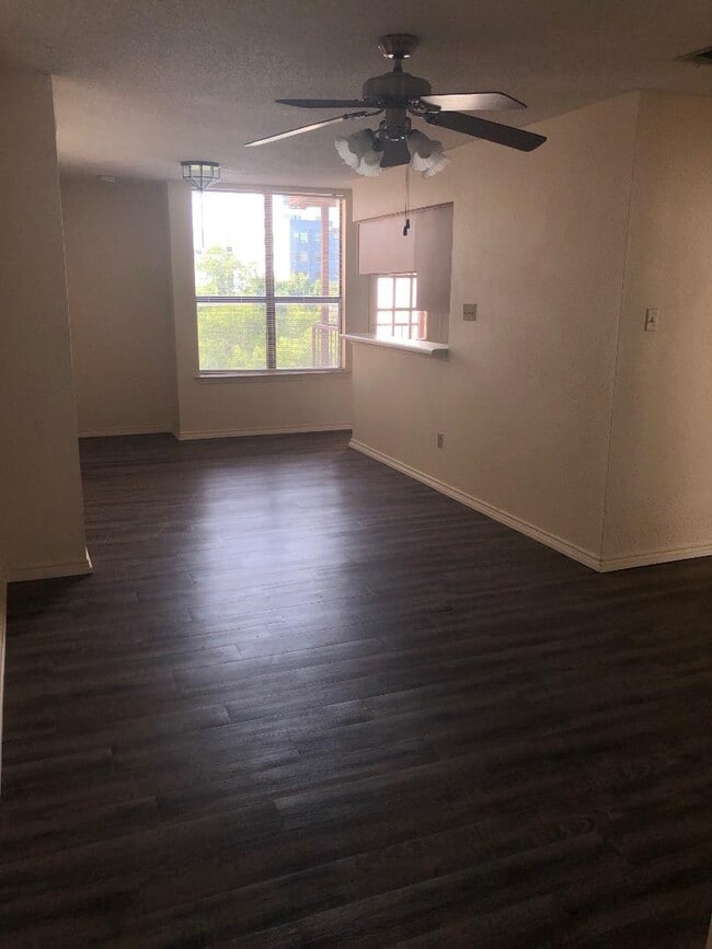 Photo - 2409 Leon St