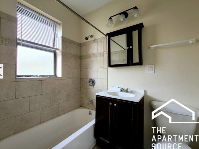 Photo - 3726 N Pine Grove Ave Unidad E1