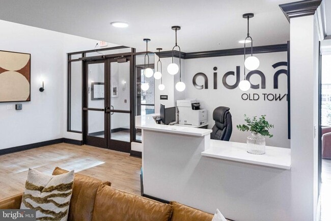 Building Photo - 701 N Henry St Unit 206