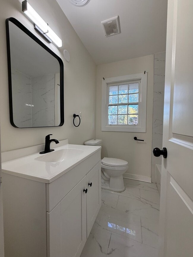 Building Photo - 3 BEDROOM 1 BATH