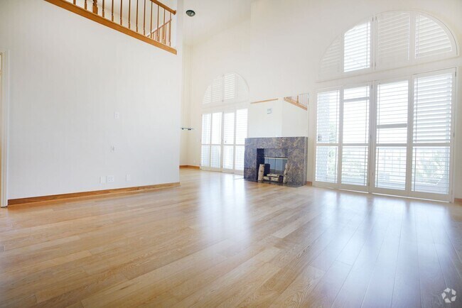 Building Photo - Sunlight Galore 2 Bed / 3Bath + Loft + Sun...