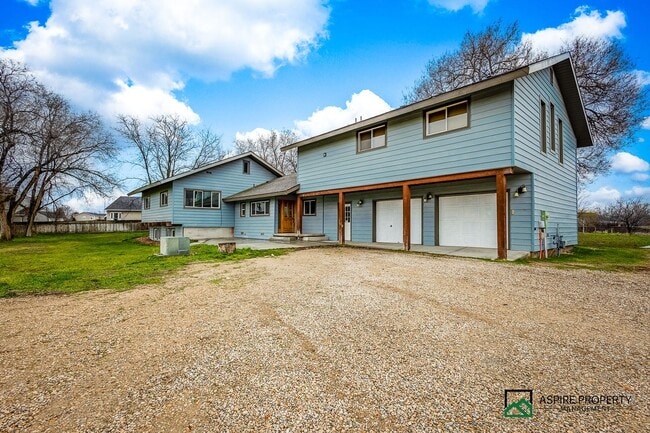 Photo - 5+ Acre Home With 7 Bedroom and Large Shop