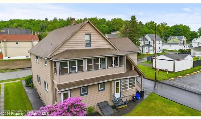 Photo - 215 Bellman St