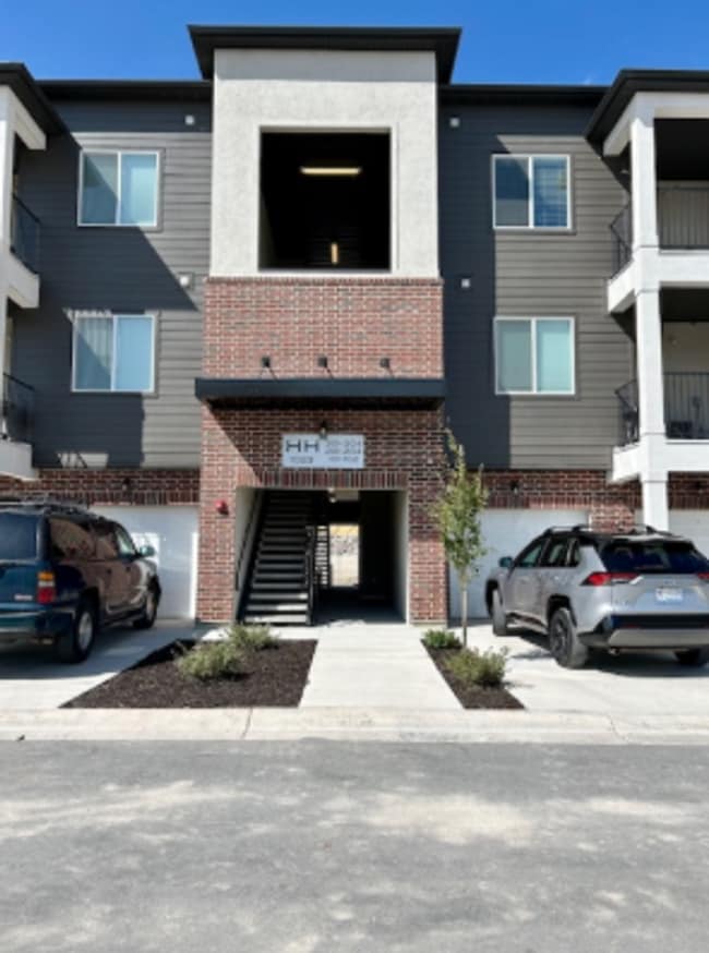 Building Photo - Modern 3-Bedroom Condo for Rent in Lehi – ...