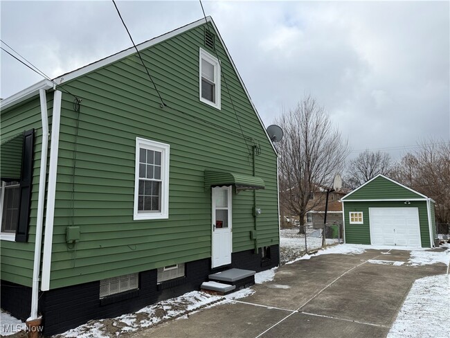 Photo - 920 E 218th St