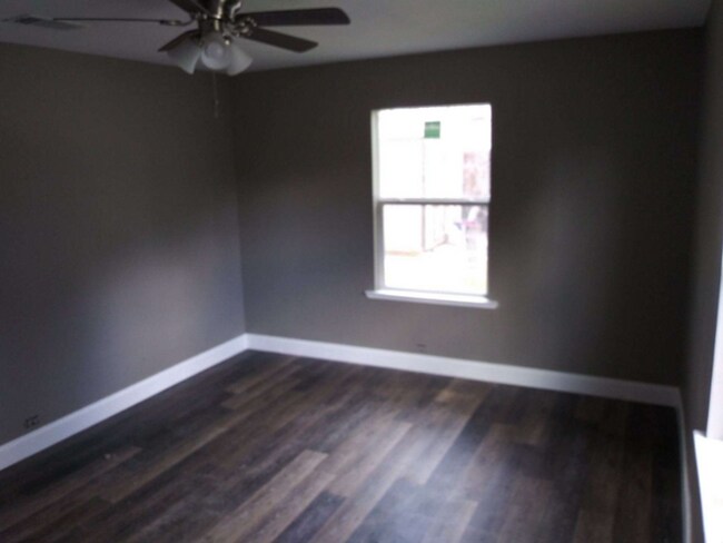 Photo - 1126 Park Cir