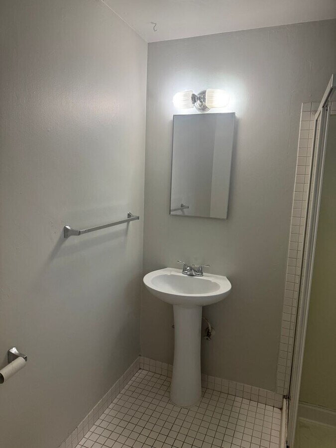 Photo - 2572 Russell St Unit B