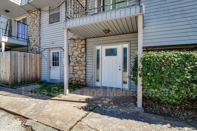 Photo - 6032 NW Expressway Unit D