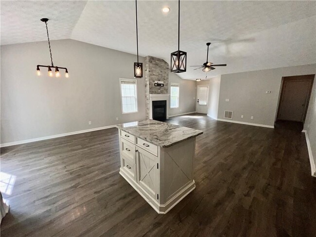 Photo - 324 White Oak Way