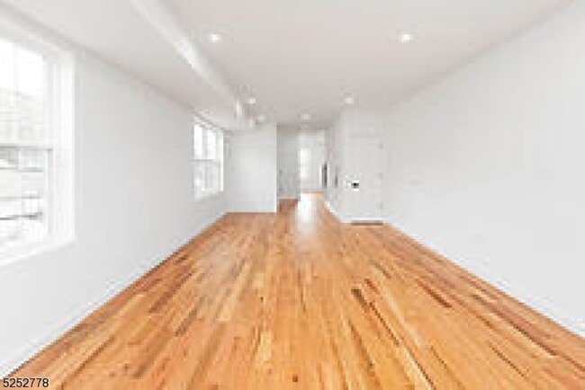 Photo - 125 Broughton Ave Unit 1