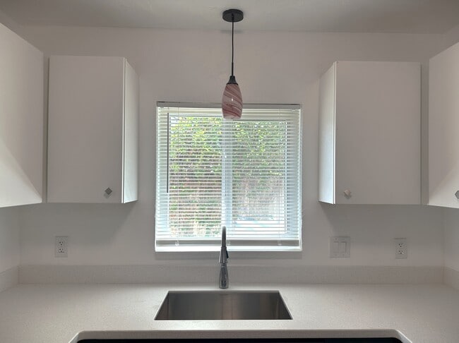 Photo - 2275 Hawthorne St