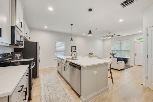 Photo - 208 Richards St