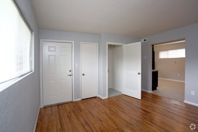 1BR,1BA,-530SF_Living Room