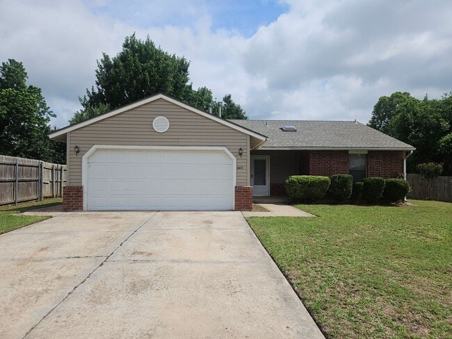 Building Photo - (3) Bed/(2) Bath in West Norman Avail NOW!