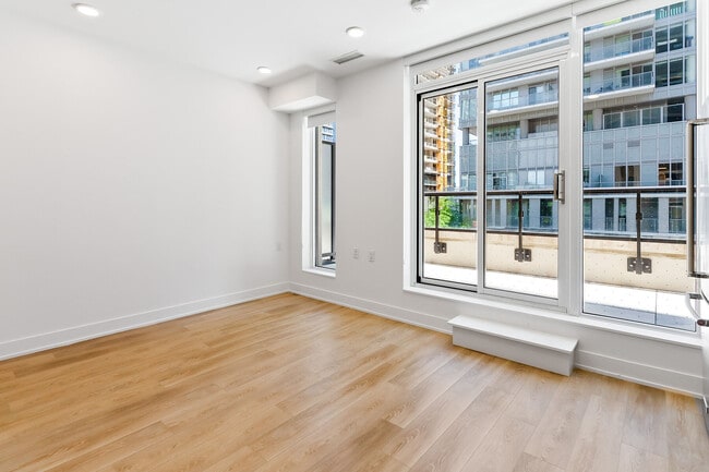 Photo - 200 Redpath Ave