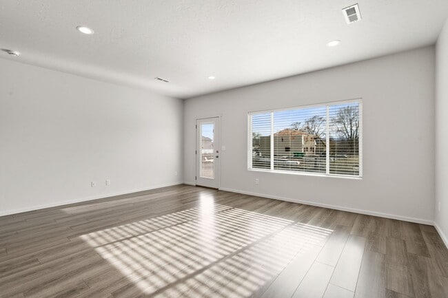 Photo - 4804-4806 E Fairview Ave