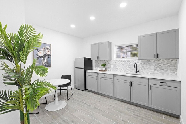 Photo - 1882 Lake St Unit ID1094219P