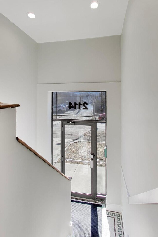 Photo - 2114 W Byron St Unit 1