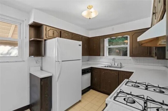 Photo - 2143 Plainview Ave