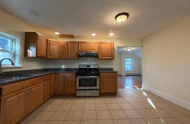 Building Photo - 102 Sycamore St Unit #3