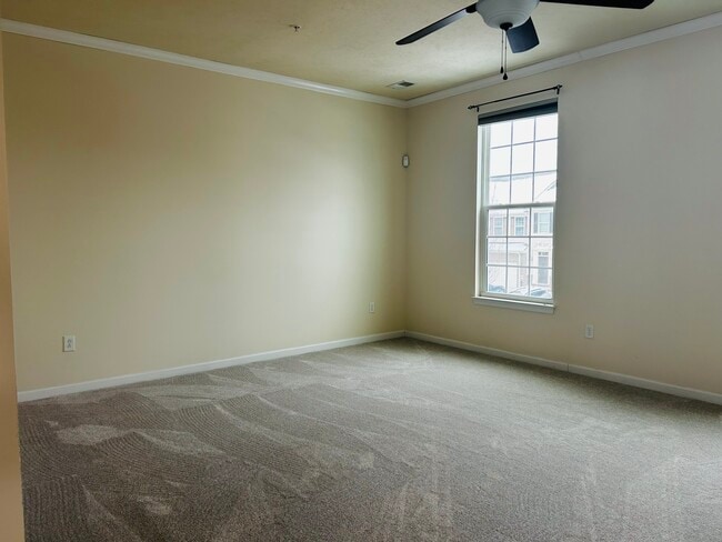 Sala de estar - 240 Broadstone Dr