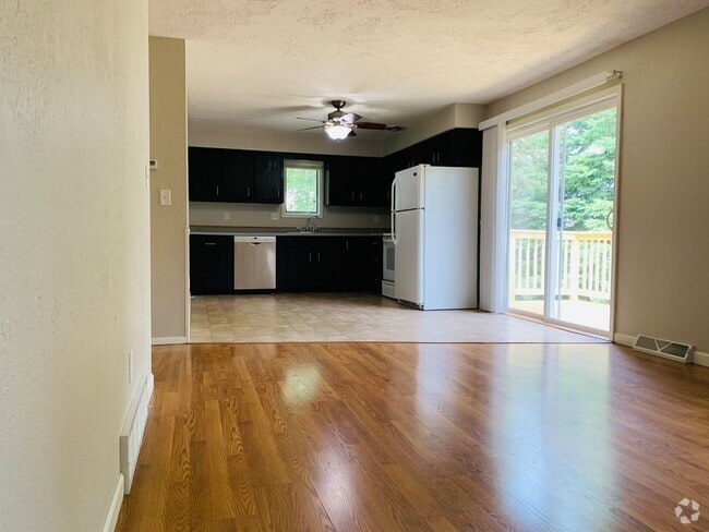 Building Photo - 2800 W Spencer St Rental