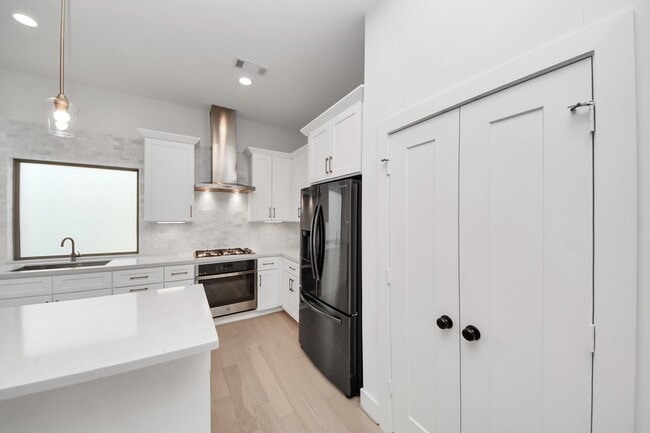 Photo - 615 Oakley St