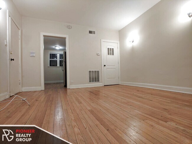 Photo - 4038 N Ashland Ave Unit e1