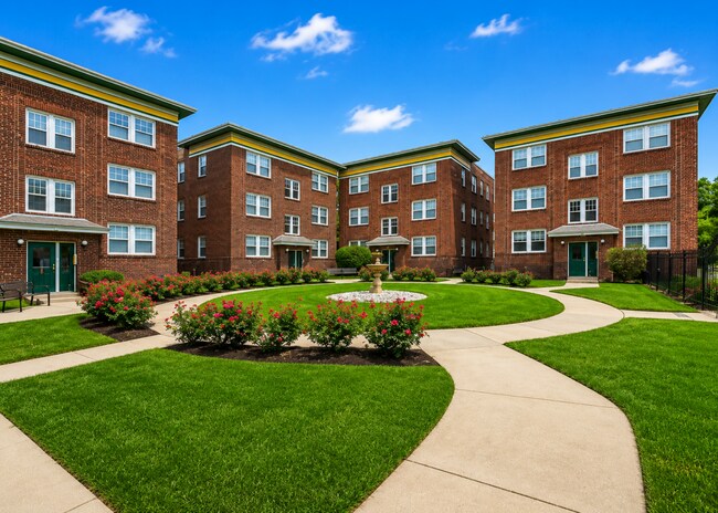 Photo - Roanoke Court Apartments