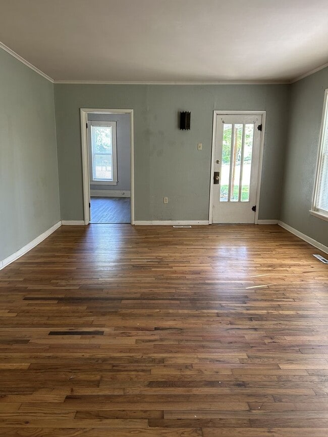 Photo - Nice 3 Bedroom 1 Bathroom - Large Corner Lot!