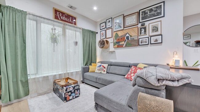 Building Photo - 1658 K St NE Unit 2